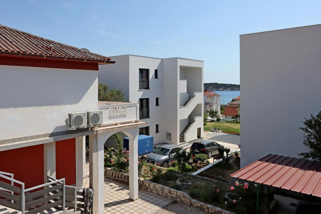 Apartments And Rooms By The Sea Banjol, Rab - 19692 Exteriör bild